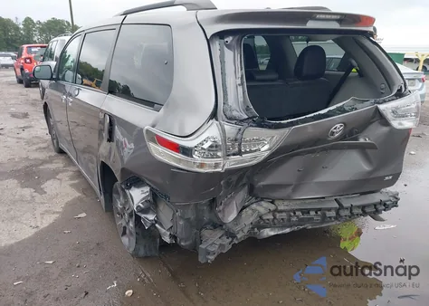 2015 Toyota Sienna Se 8 Passenger z USA, uszkodzony, nr VIN 5TDXK3DC0FS678882